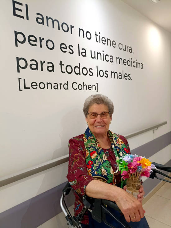 Residente del Hospital Gijón con un ramo de flores