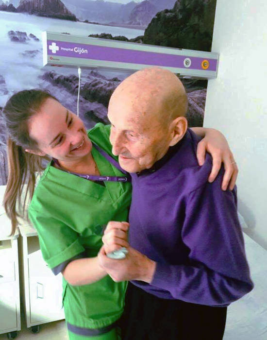 Trabajadora del Hospital Gijón abraza a un residente