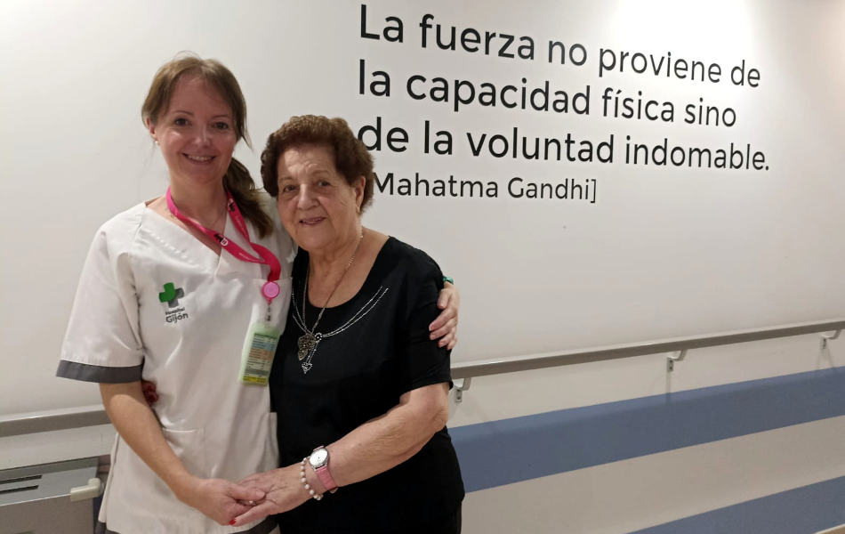 Trabajadora del Hospital Gijón abraza a una residente